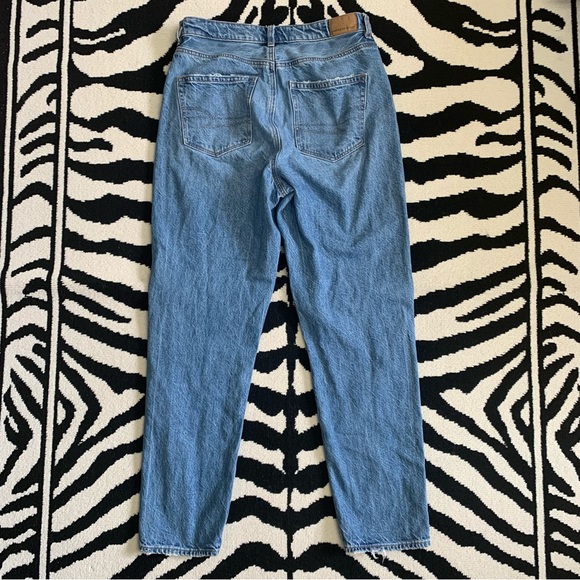 American Eagle Stretch Mom Jeans High Rise Distressed Light Wash Size 4 - Picture 3 of 10